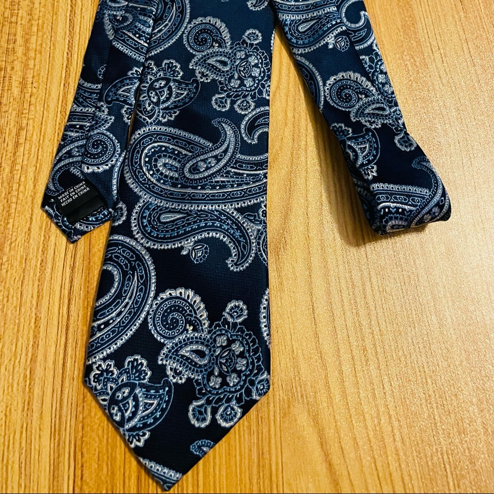 Van Heusen NWT Blue Paisley Tie